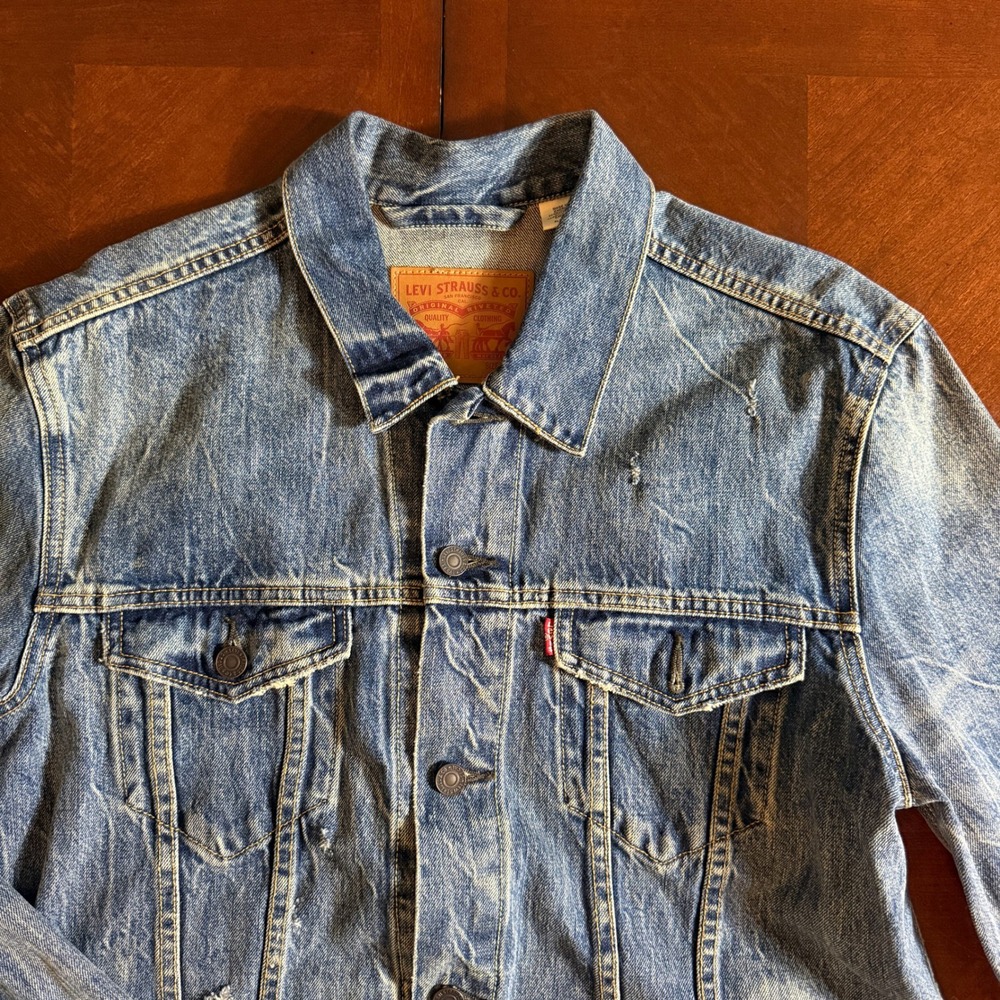 Levi Strauss & Co Mens XL Distressed Trucker Jacket Light Wash Blue 72334-0296 - Picture 7 of 16